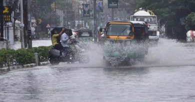 കനത്ത മഴ; വിദ്യാഭ്യാസ സ്ഥാപനങ്ങൾക്ക് തിങ്കളാഴ്ച അവധി