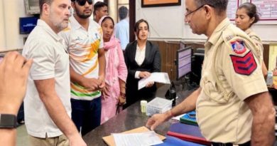പെല്ലറ്റ് ആക്രമണത്തിൽ പരുക്കേറ്റ വിദ്യാർഥിയുമായി പരാതി നൽകാനെത്തി രാഹുൽ ഗാന്ധി; കേസെടുക്കാതെ പൊലീസ്, ഡൽഹിയിൽ നാടകീയ രംഗങ്ങൾ